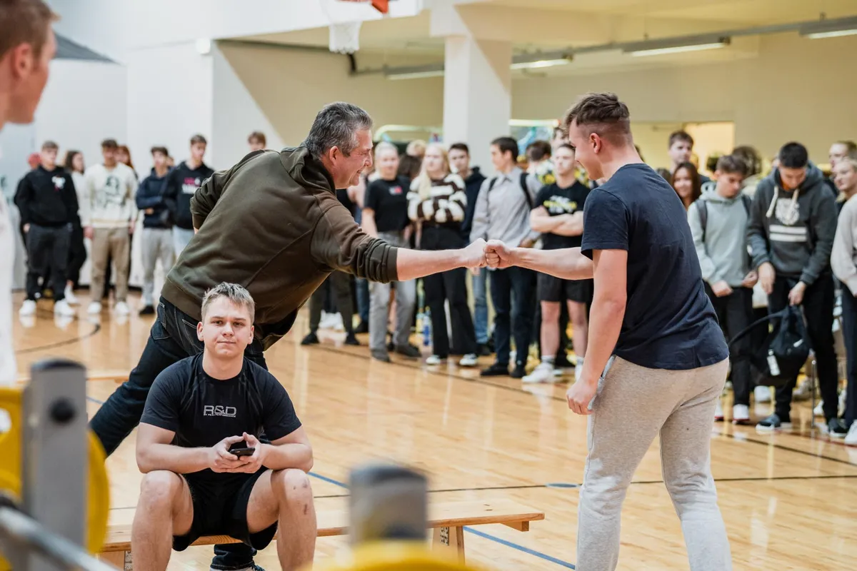 Pärnu Koidula gümnaasiumi kehalise kasvatuse õpetaja Vallo Rahnik julgustas igat õpilast kõigest väest aplauside ning tunnustushõigete ja -sõnadega.