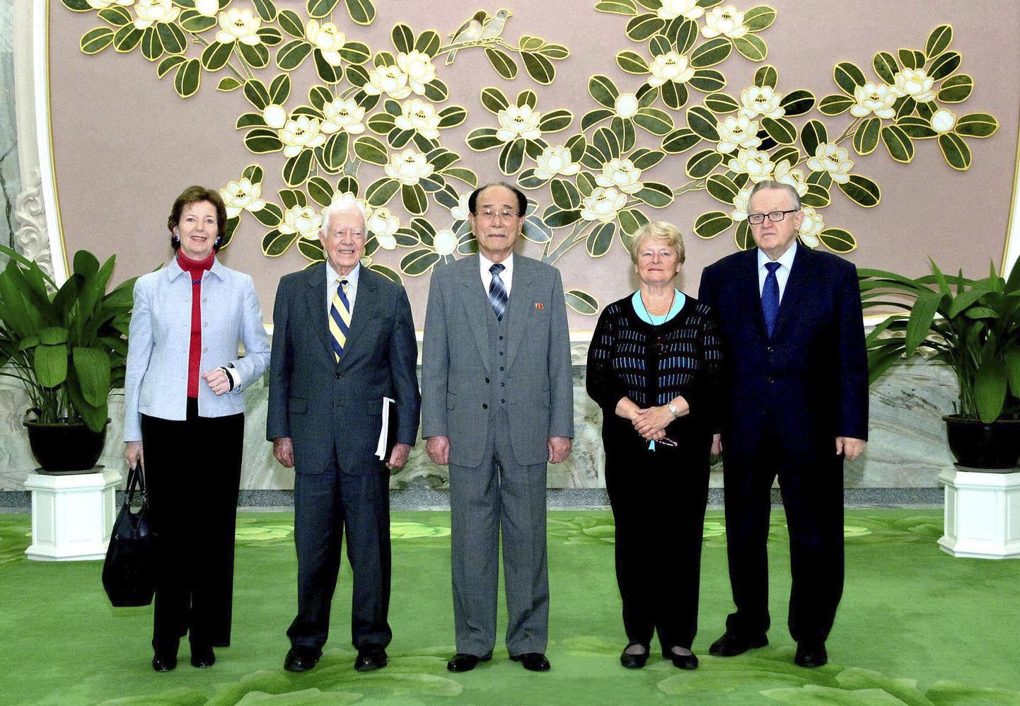 Pyongyangis tehtud ühispildil poseerivad (vasakult) Iiri ekspresident Mary Robinson, USA ekspresident Jimmy Carter, Põhja-Korea Kõrgema Rahvaassamblee president Kim Yong-nam, Norra endine valitsusjuht Gro Harlem Brundtland ja Soome ekspresident Martti Ahtisaari.