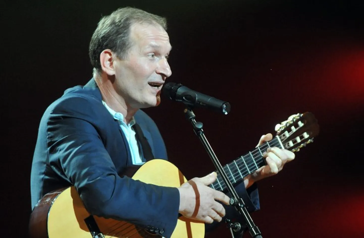 Там где клён шумит разбор на гитаре. Клен шумел в исполнении федора добронравова. Добронравов с сыновьями песня. Клен шумел в исполнении федора добронравова. Фёдор добронравов.