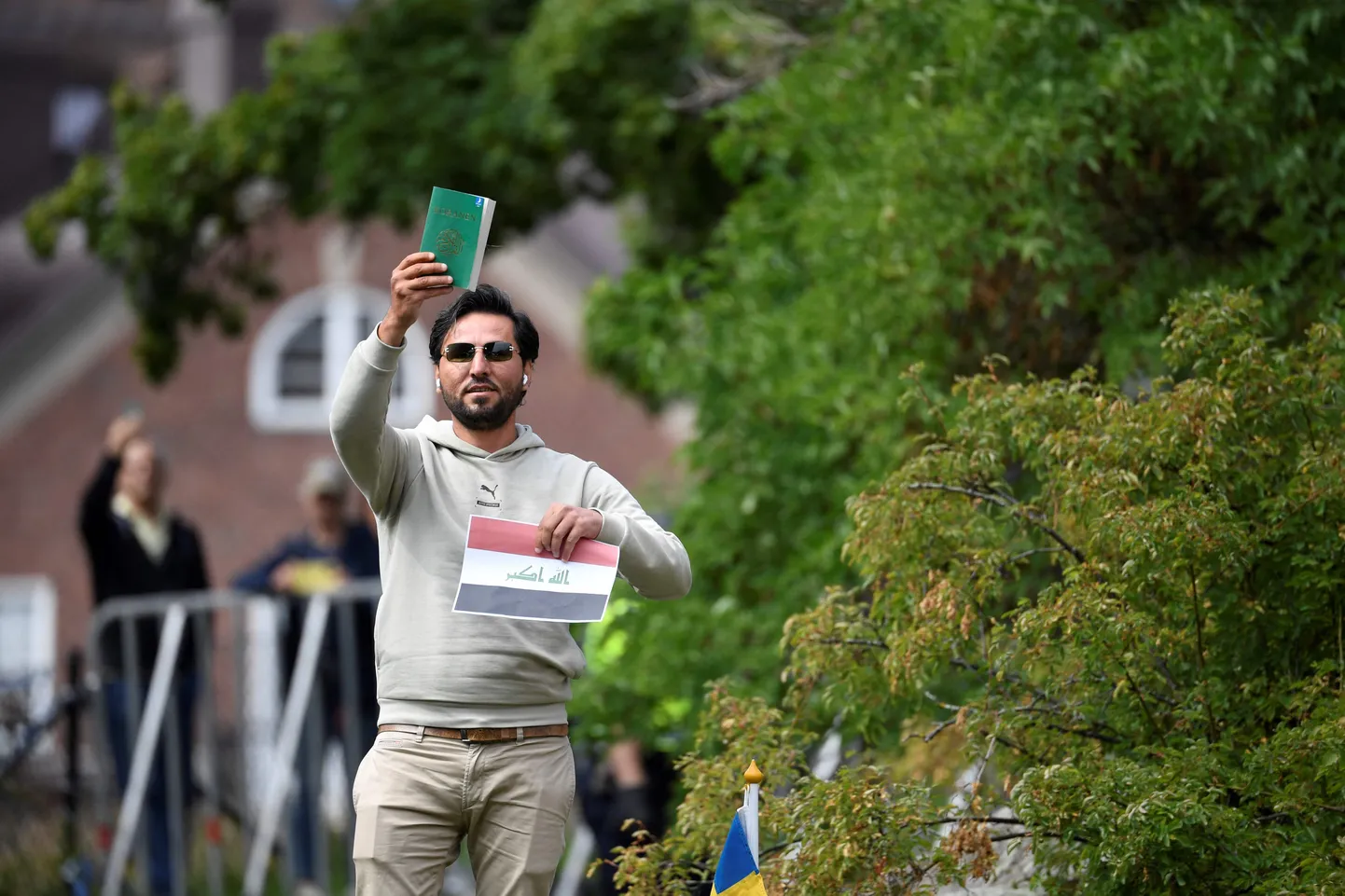 Koraani põletanud Salwan Momika avaldamas protesti Iraagi Stockholmi saatkonna juures 20. juulil.