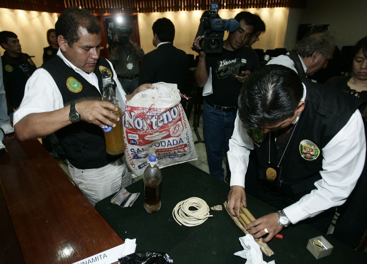 Peruu politsei näitamas inimrasva sisaldavaid pudeleid
