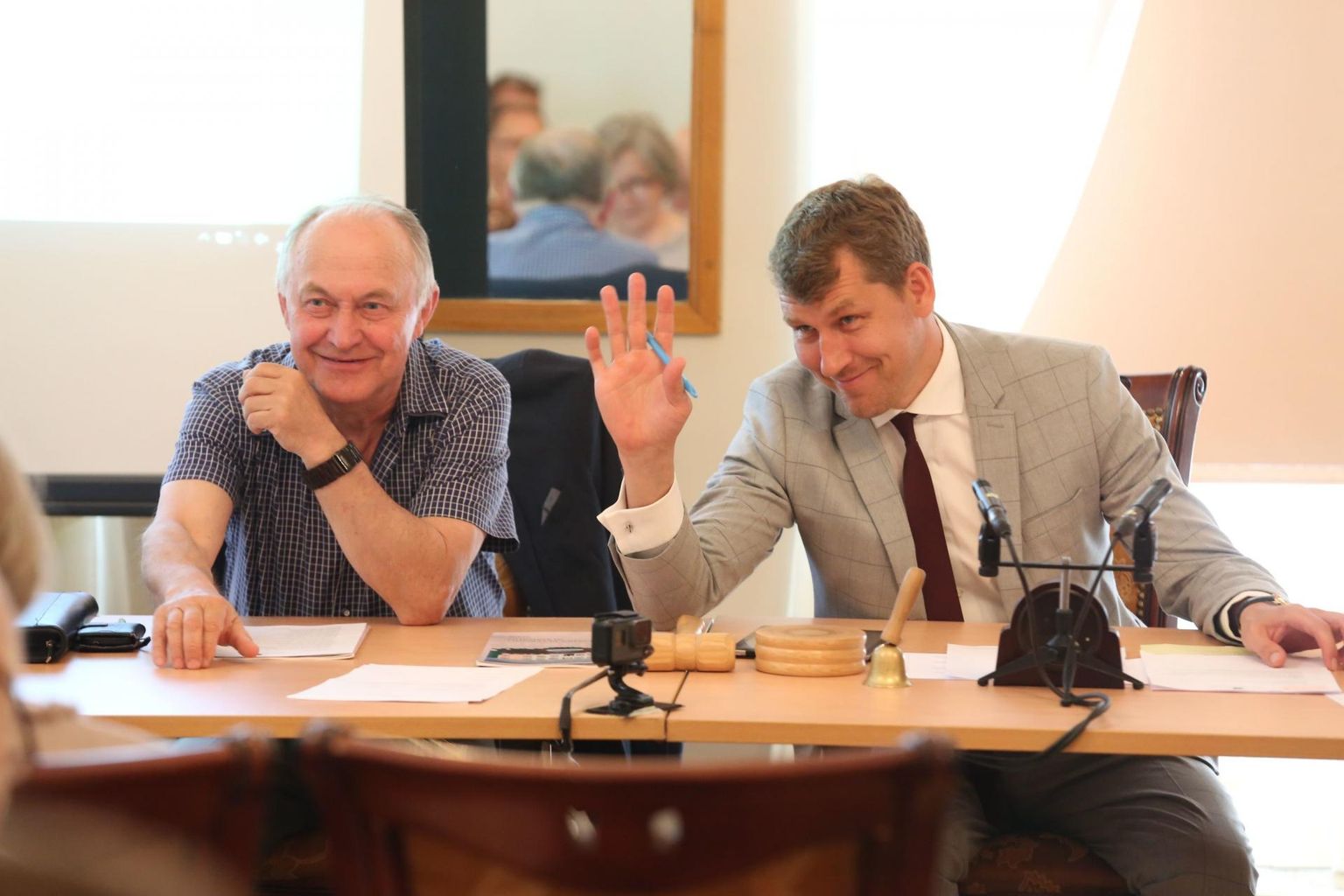 Pärnu linnavolikogu esimees Andres Metsoja (paremal) andis istungi juhtimisõiguse vahepeal üle aseesimees Hillar Talvikule.