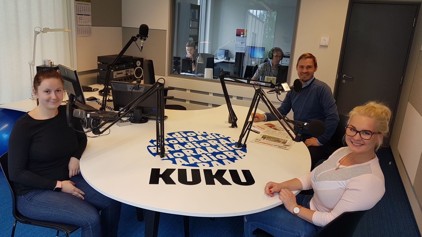 Tartu Postimehe ajakirjanikud Kelly Kukin, Rannar Raba ja Kristel Kaljuvee Kuku raadio stuudios.