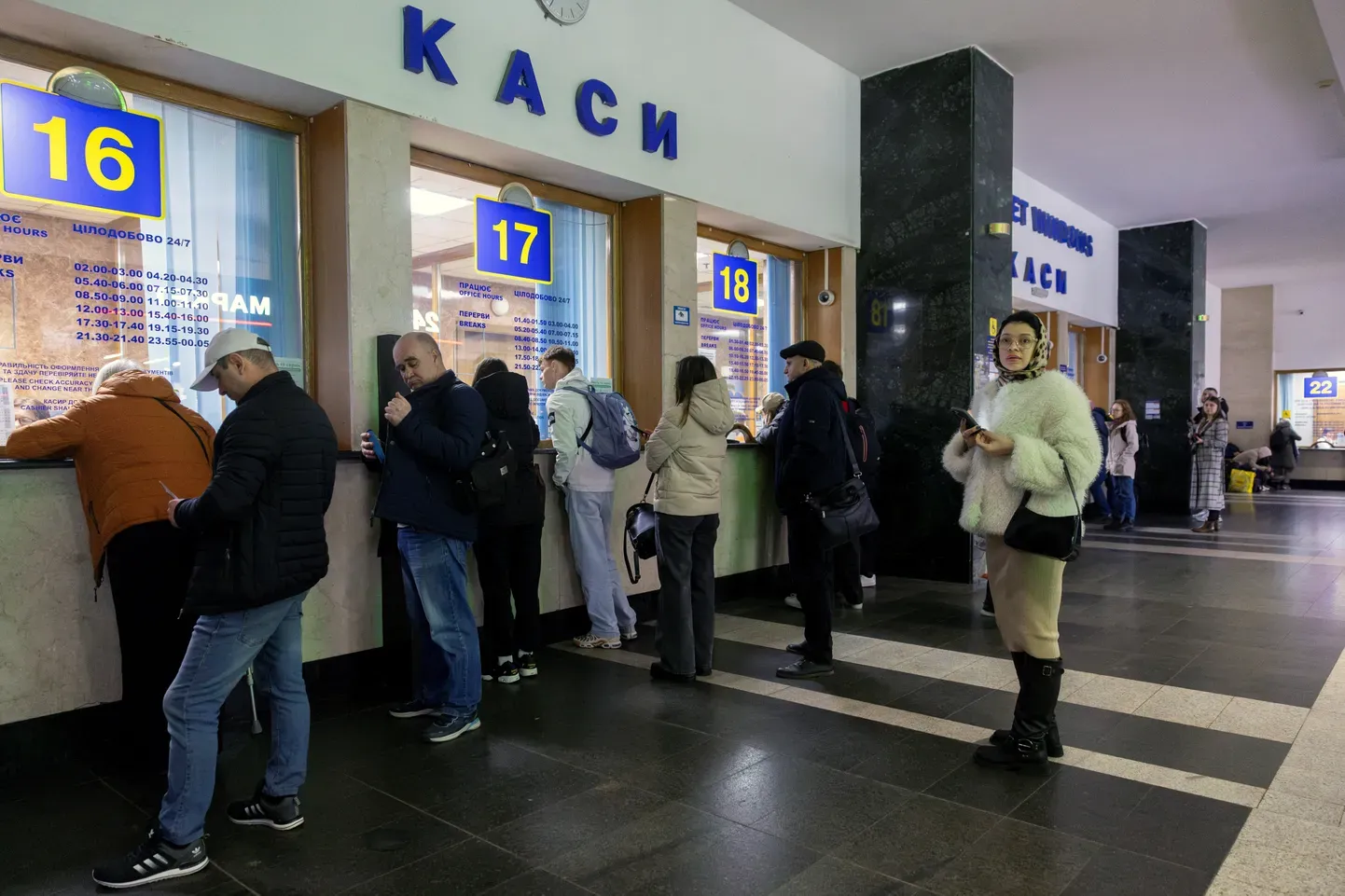 Кассы на главном железнодорожном вокзале Киева.