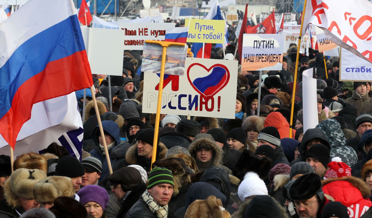 Vladimir Putini toetajad meeleavaldusel.