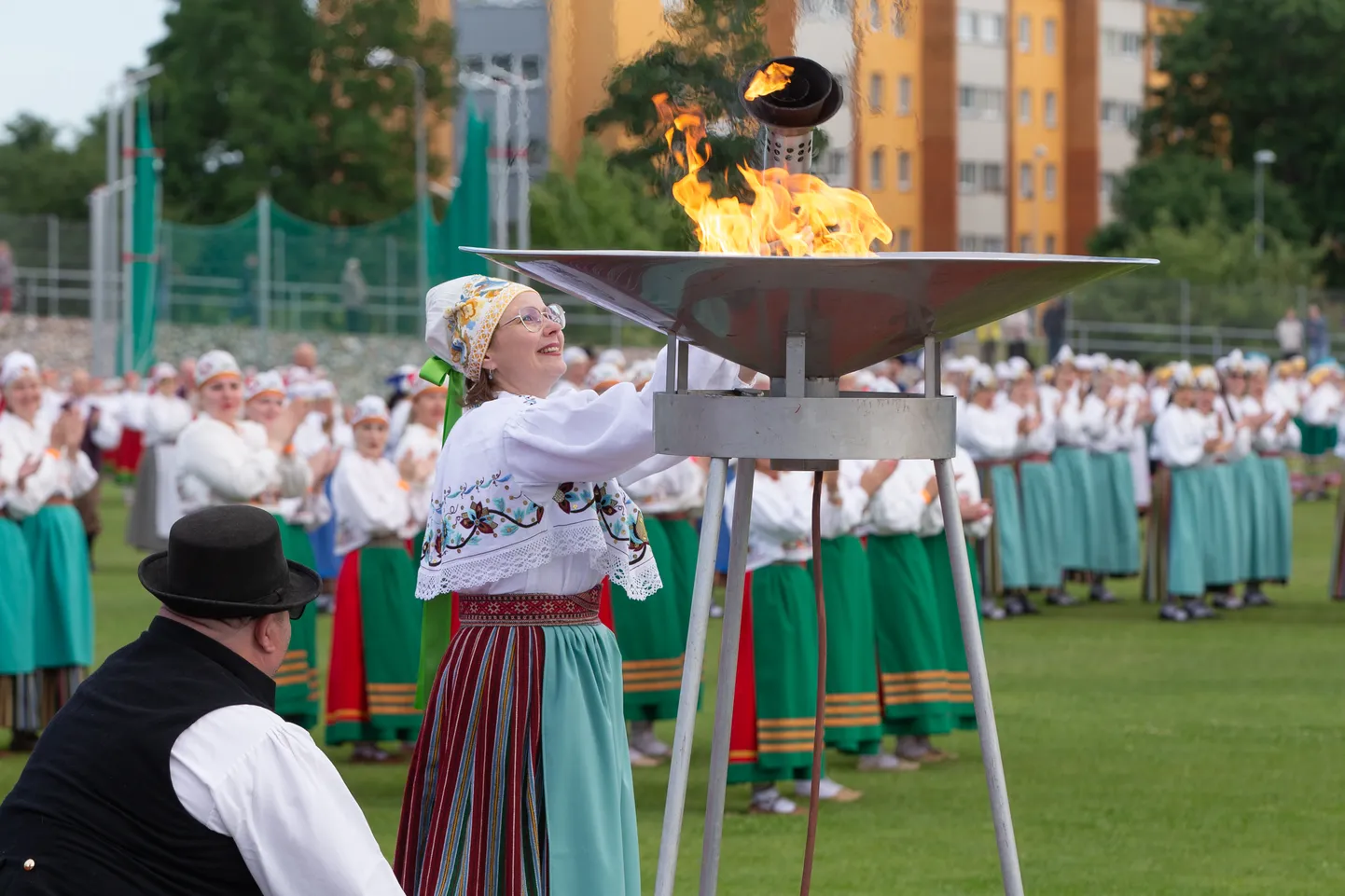 Virumaa tantsupeo pealavastaja Marju Aul süütas peotule; lavastusmeeskonda kuulusid veel Riia Tallerman ja Maris Kriisa. Kõigile kolmele määras Eesti kultuurkapitali Ida-Virumaa ekspertgrupp tunnustuspreemia.