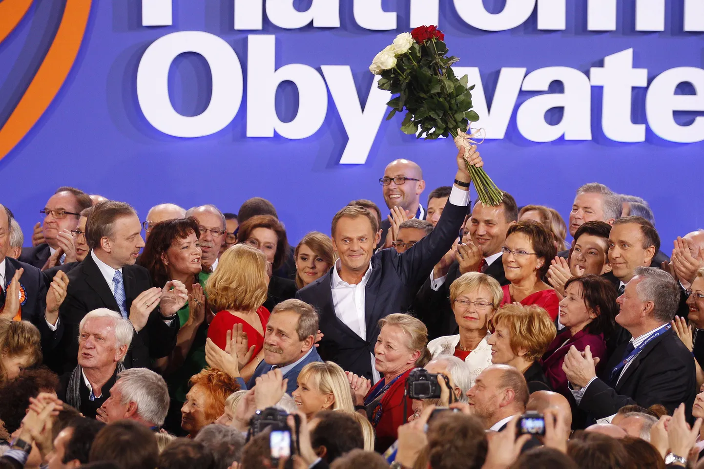 Võidukas Donald Tusk roosikimbuga