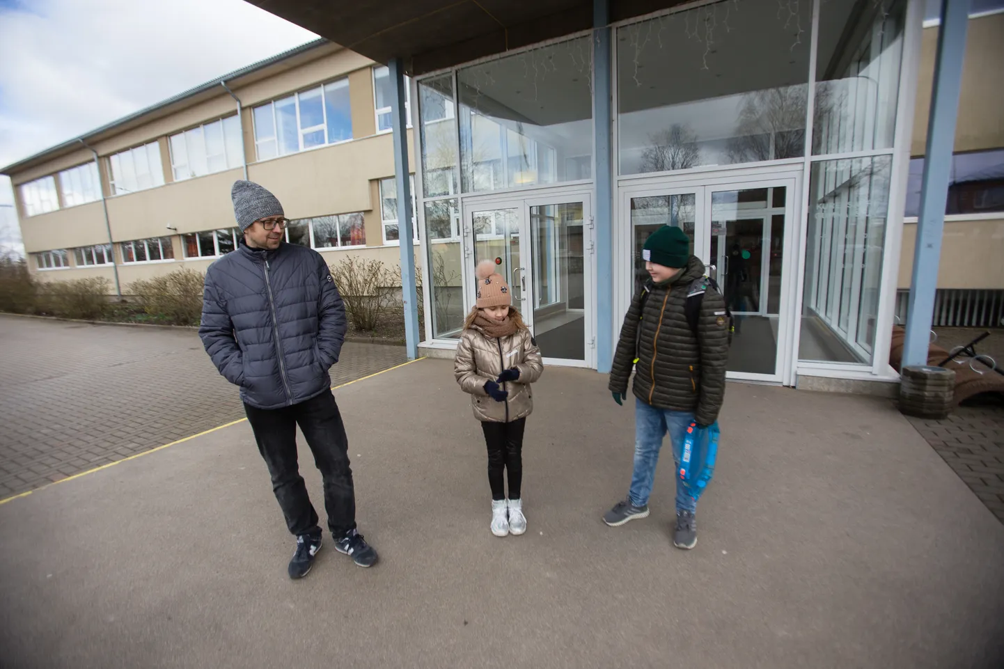 KÕIK KOJU: Indrek Rannama koos laste Heti ja Rikoga koolist õppevahendeid ära toomas. Hetil oli hea meel, et koolist vabaks sai. Riko kehitas pigem õlgu. Tallinna Ülikoolis töötav Indrek on samuti sundpuhkusel, töö lõpetasid ka ülikoolid.