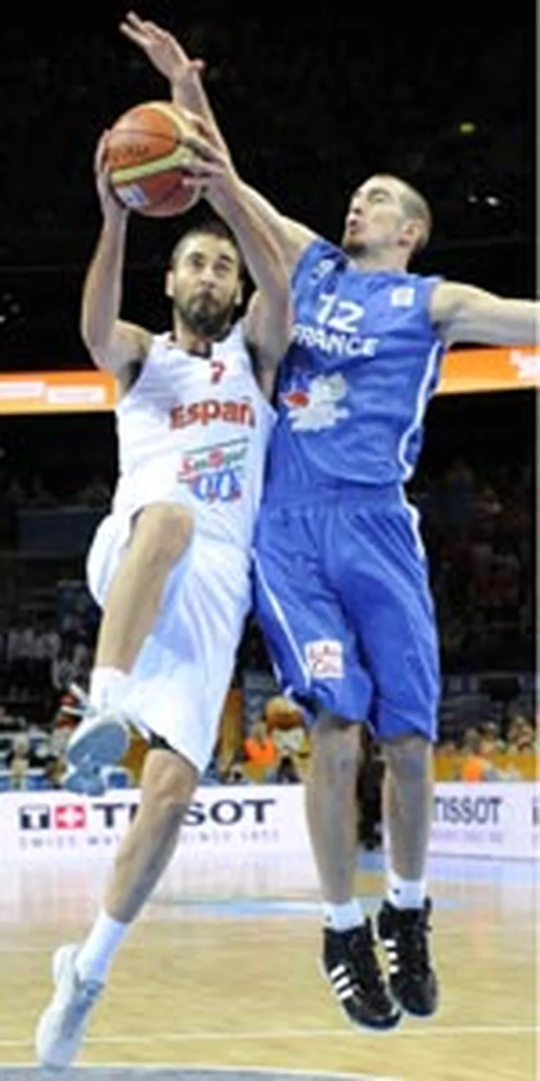 Huans Karloss Navarro (baltajā tērpā)