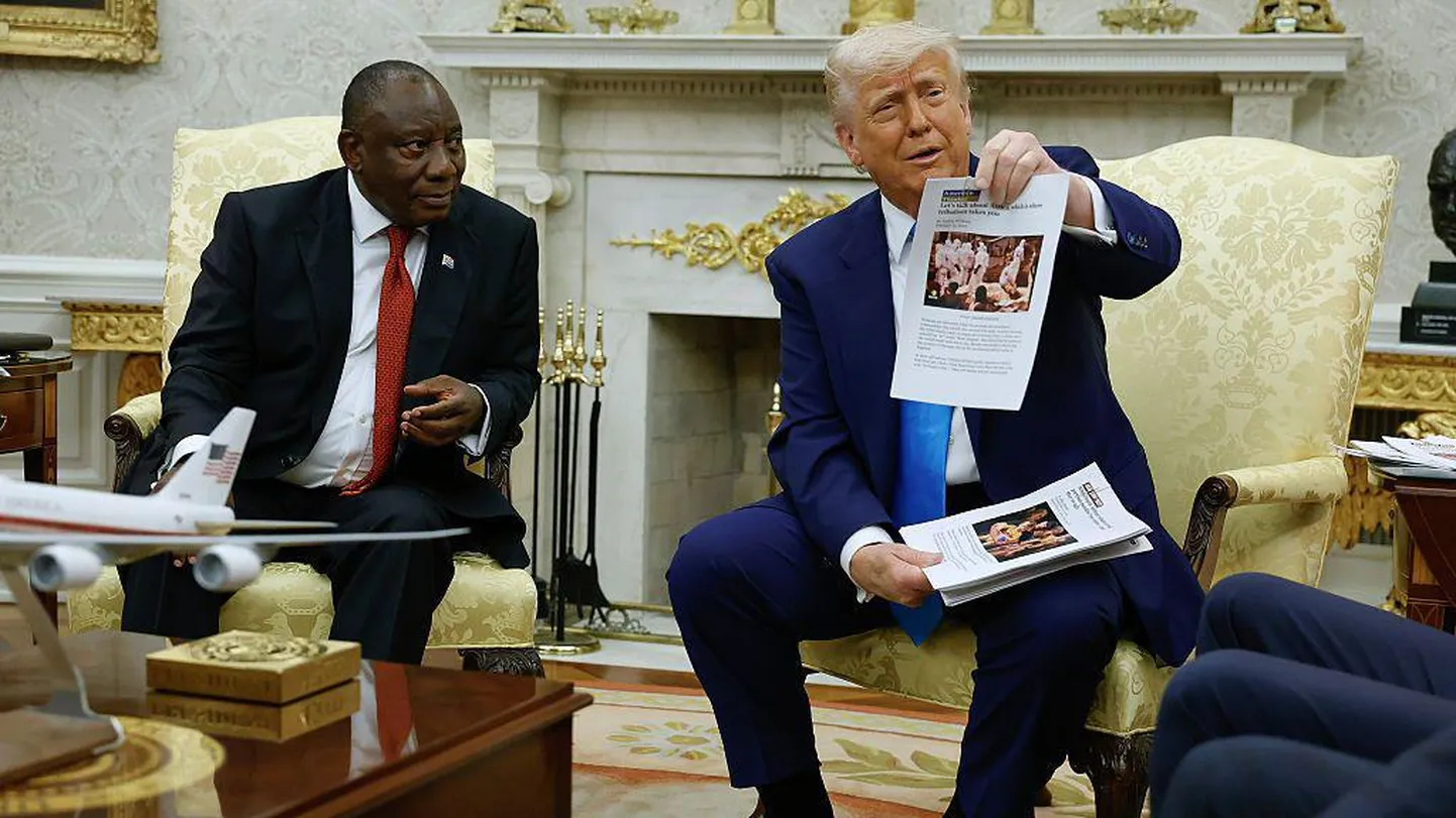 В определенный момент Трамп начал показывать распечатки статей об убийствах белых южноафриканцев.