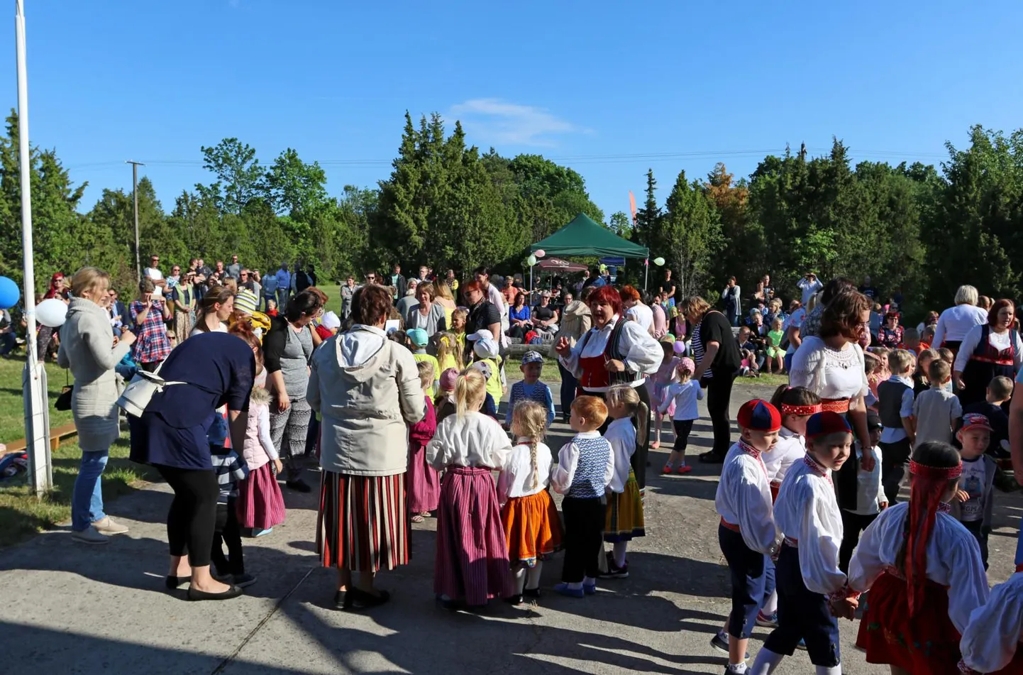 Lääneranna mudilaste laulumängupäev Ridase vabaõhuplatsil.