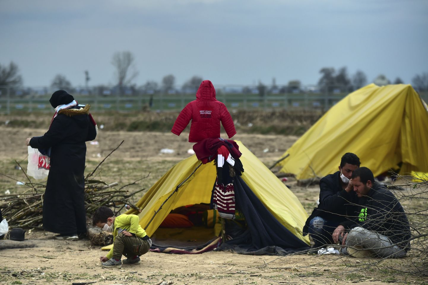 Migrandid telgiga Kreeka piiri lähistel Türgis Pazarkules. Nädalavahetusel toimetasid Türgi võimud inimesed sealt kandist ära, kuid pandeemia möödudes ilmselt pingestub olukord piiril taas.