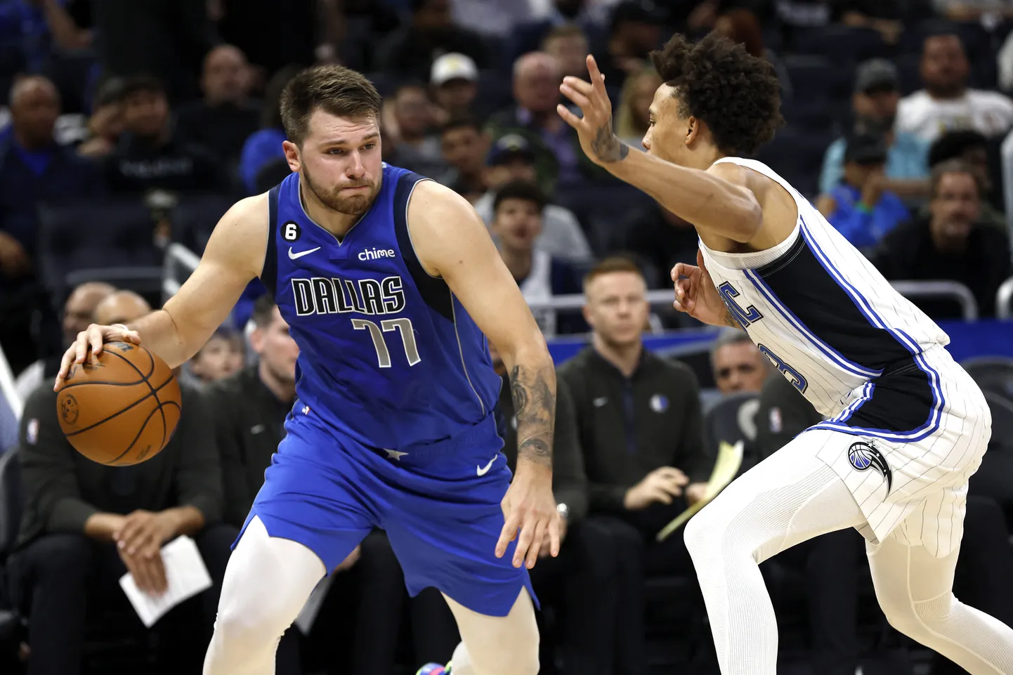 Luka Dončičs (no kreisās)