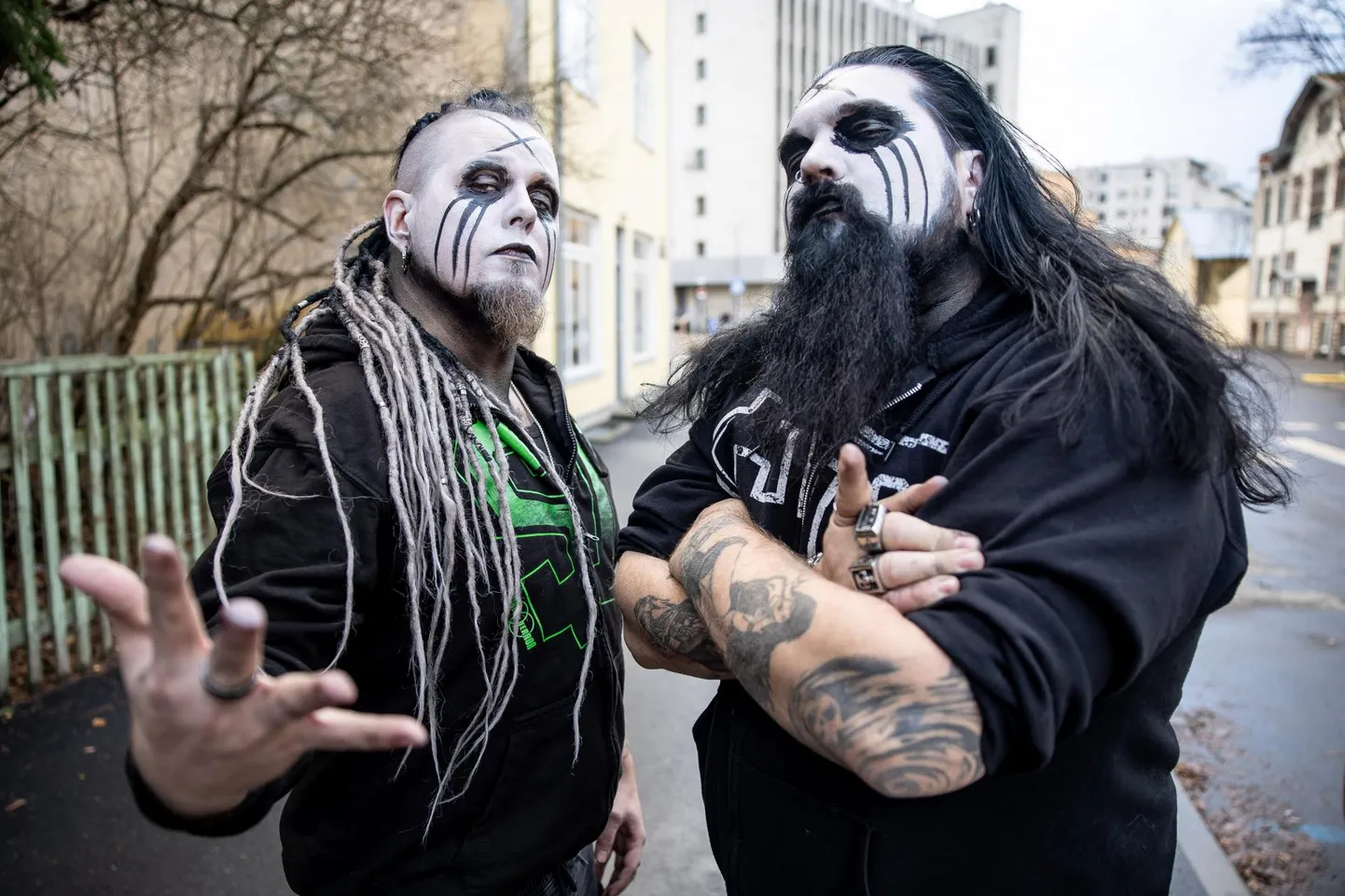 Saku Solin (vasakul) ja Henry Uhlgrén on sellega arvestanud, et nad näevad ebatavalised välja ja inimesed mõtlevad neid nähes, et tegu on järjekordsete satanistlike black metal’i meestega.