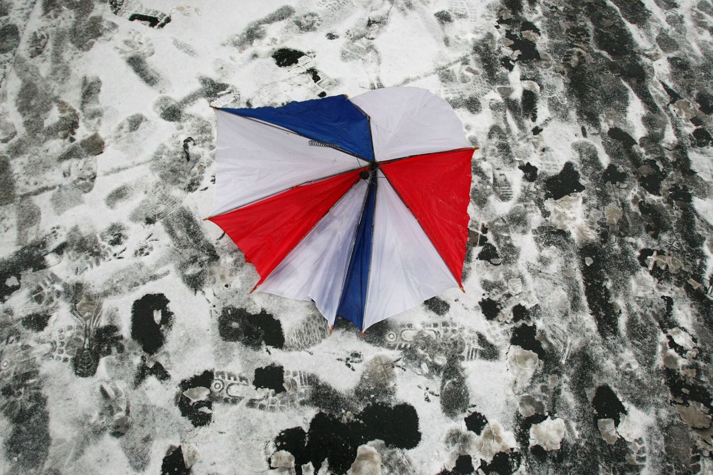 Katkine lipuvärvides vihmavari Pariisi tänaval. Financial Timesi tellitud uuring näitab, et prantslased on tuleva aastakümne suhtes teistest selgelt pessimistlikumad.