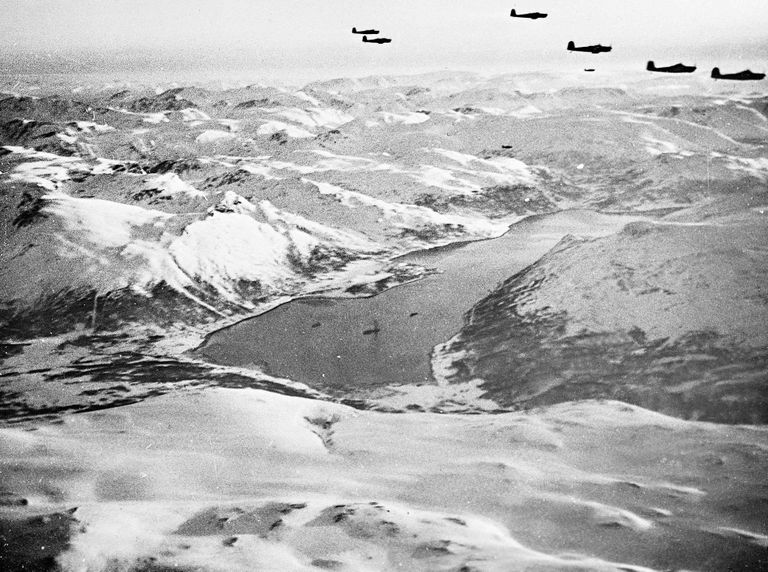 1944. aastal üritasid liitlasväed korduvalt Winston Churchilli viha objektiks olnud lahinglaeva uputada. Sakslased vastasid sellele, varjudes kavalalt Põhja-Norra fjordidesse. Satelliitide-eelsel ajal oli ka 250-meetrise lahinglaeva leidmine raske ülesanne.