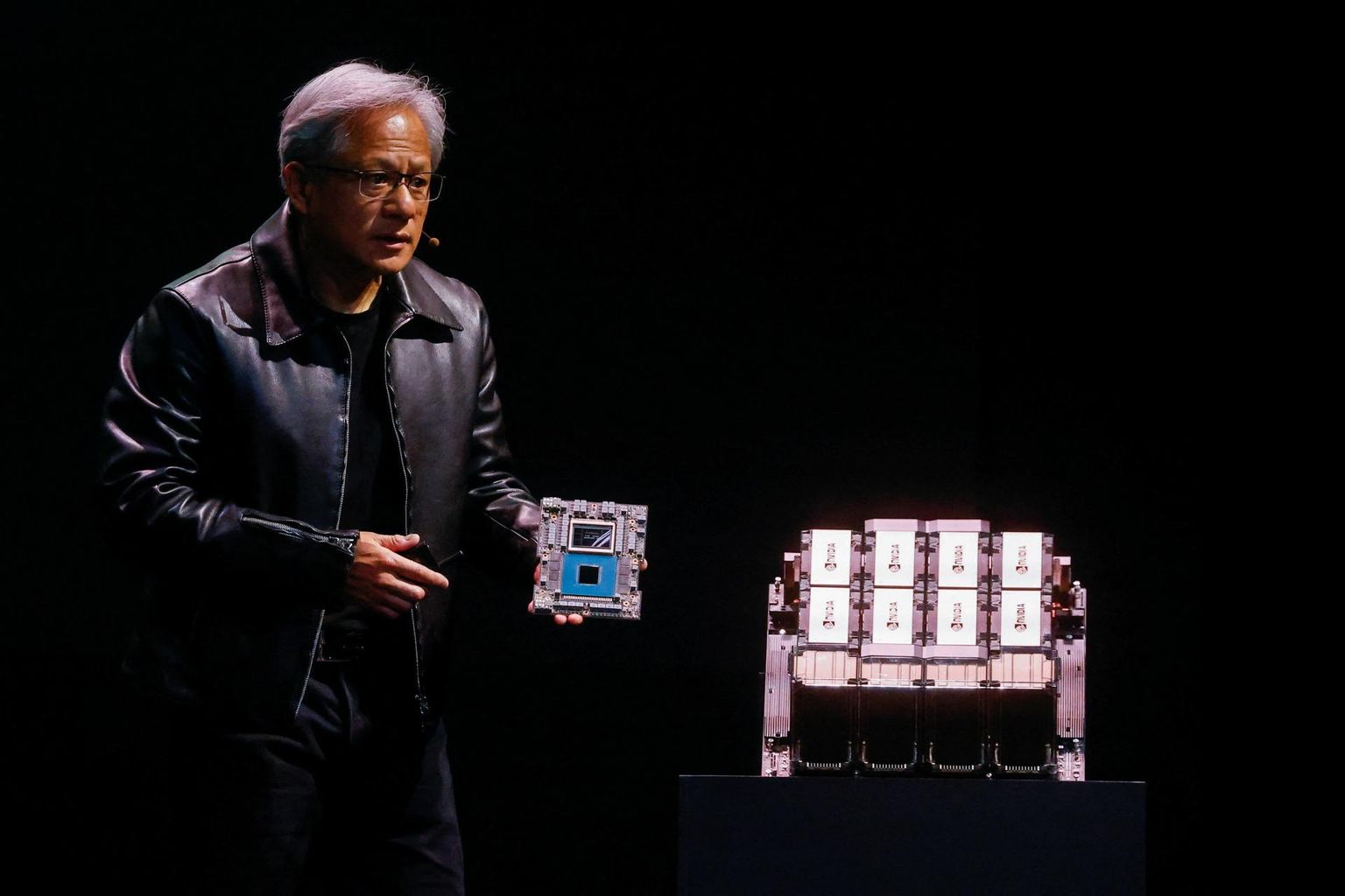 Nvidia tegevjuht Jensen Huang esmaspäeval uut superkiipi tutvustamas.  