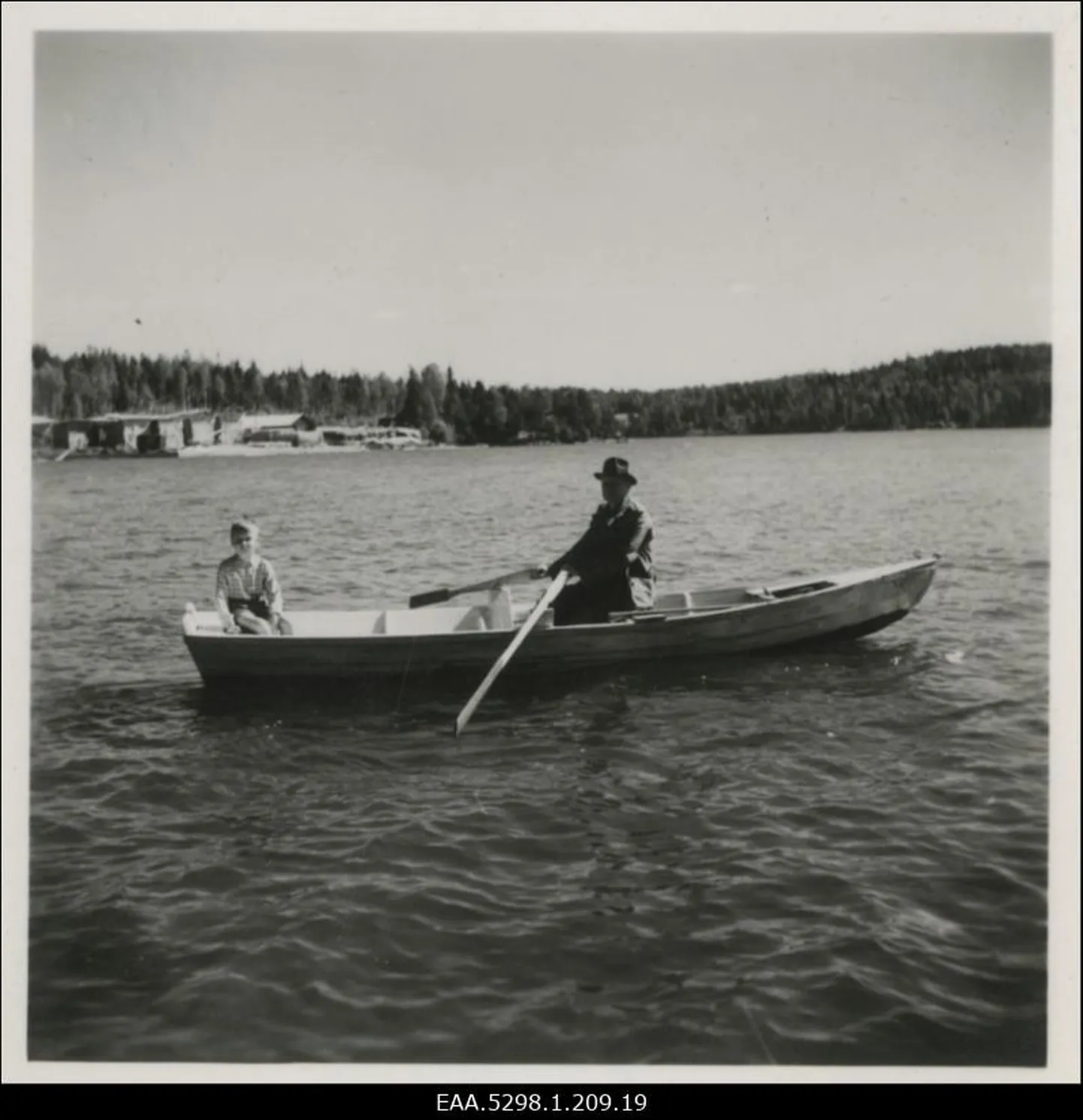 Rootsi, 1948. Eestlased paadiga järvel.