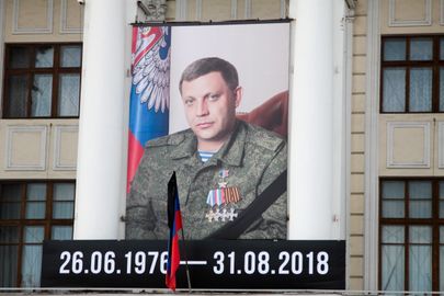 Aleksand Zahhartšenko portree Donetski ooperimaja ees.