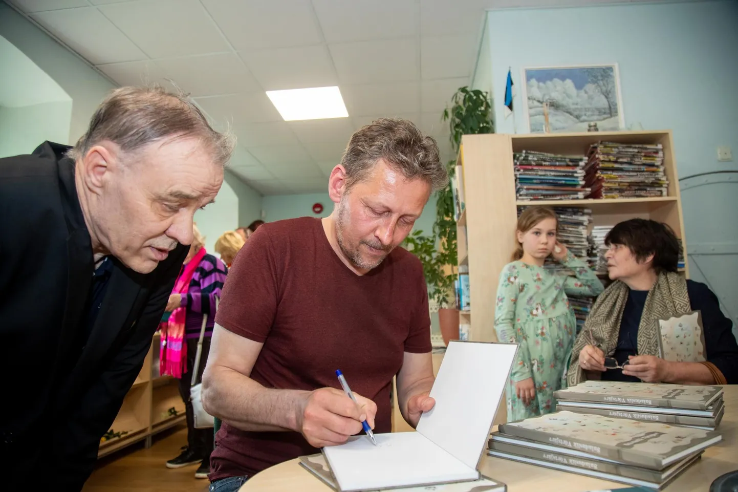 Raamatuesitlusel pakkus Kalle Gaston oma värsket üllitist kõigile soovijatele ning kirjutas sisse autogrammiga pühenduse.