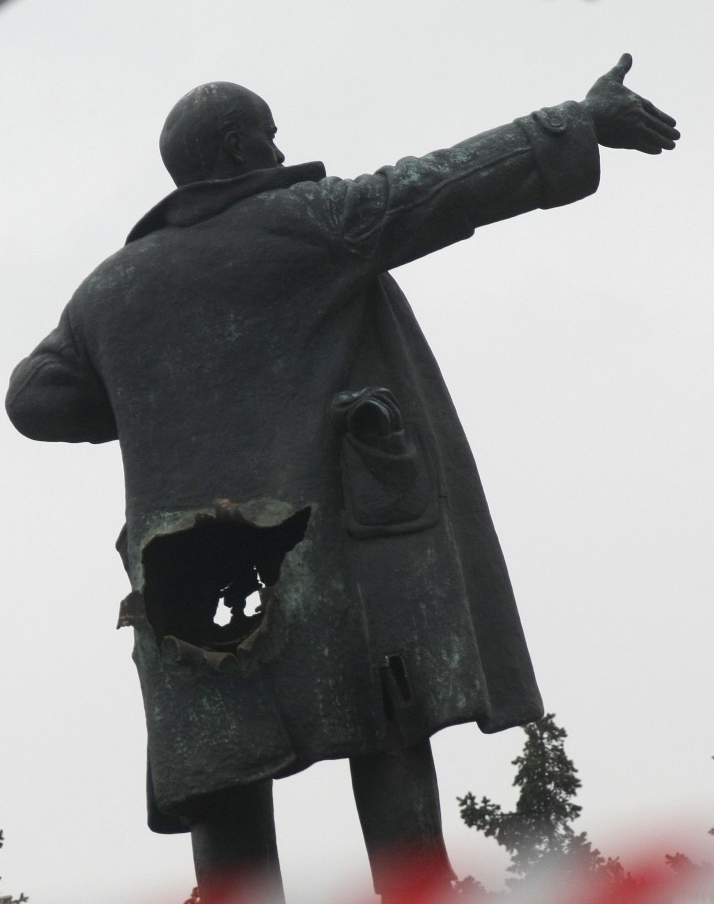 Peterburi Soome vaksali ees seisev Lenini kuju pärast õhkimist 1. aprillil 2009.