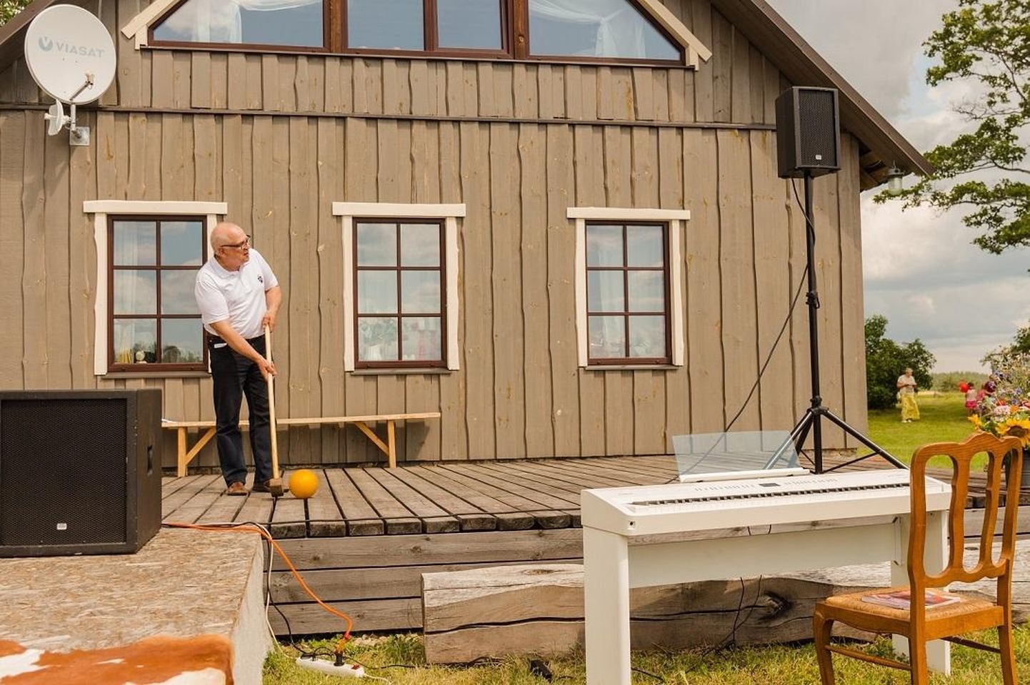 Maaeluminister Mart Järvik avas talupäevad sümboolse golfilöögiga.