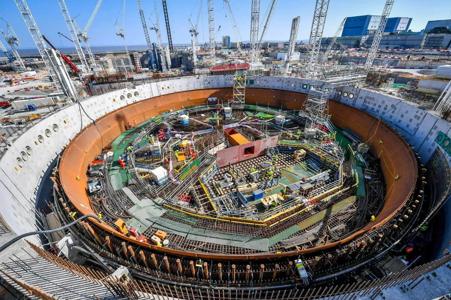 Hinkley Pointi kolmanda tuumajaama ehitus algas 2018. aastal. 2008. aastal ennustati, et jaama elekter hakkab maksma 24 naela kilovatt-tunnist (27 eurot kilovatt-tunnist). Praegu ületab jaama ehitamine 20 miljardi naela piiri.