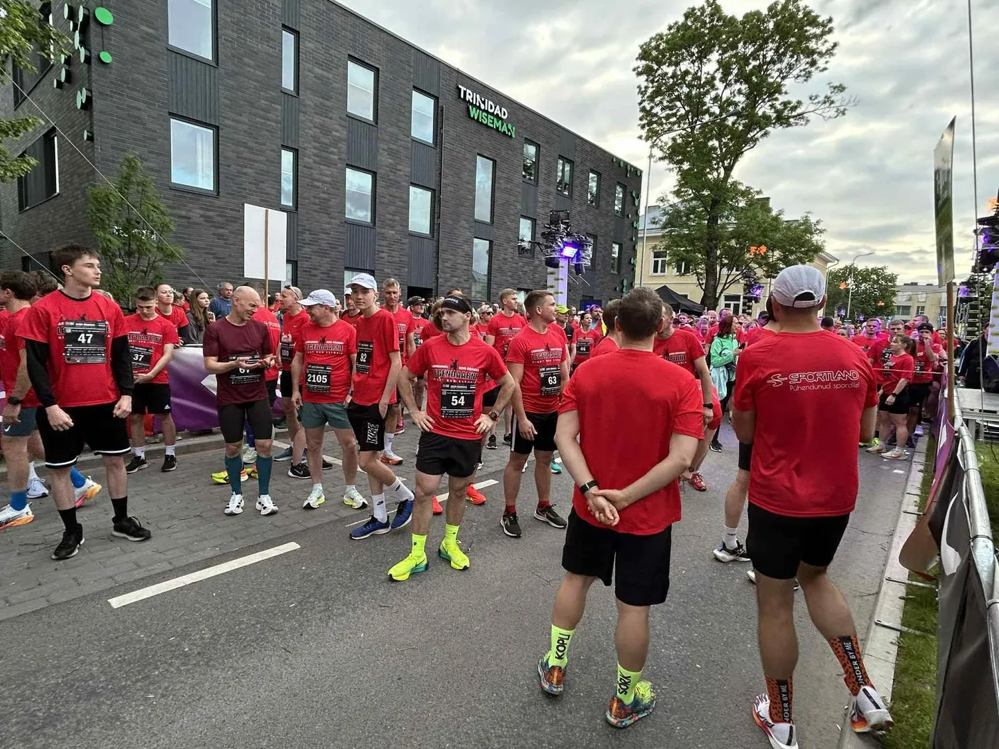Rakvere ööjooks toob rajale punastes särkides jooksjad.