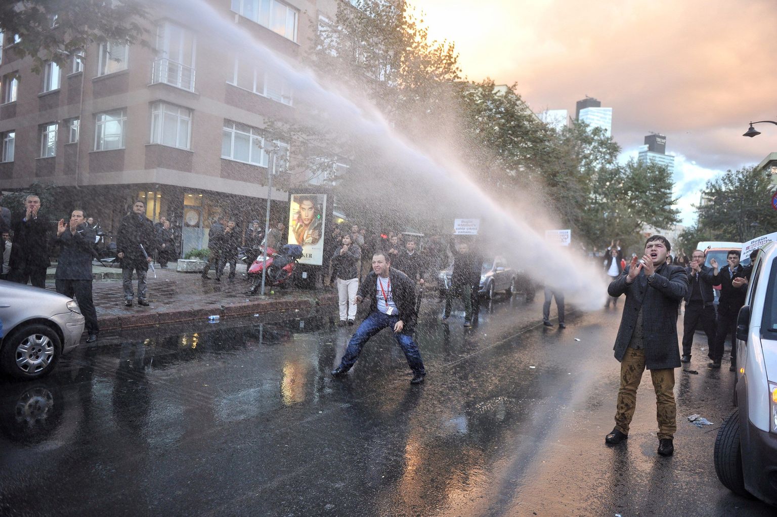 Türgi politsei eile Istanbulis protestijaid veekahuriga laiali ajamas.