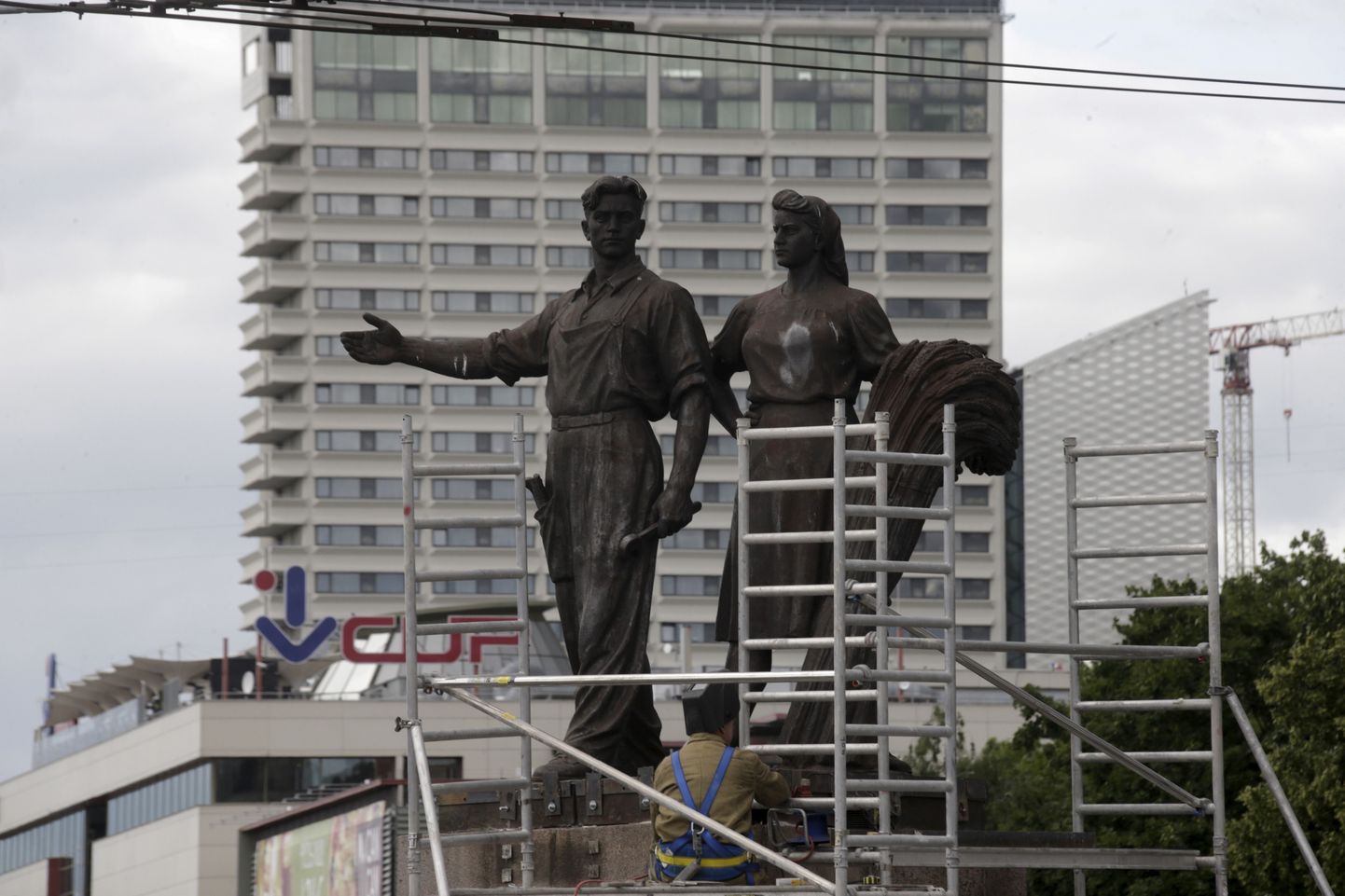 Работник готовит к демонтажу статую советского времени в Вильнюсе, Литва, 20 июля 2015.