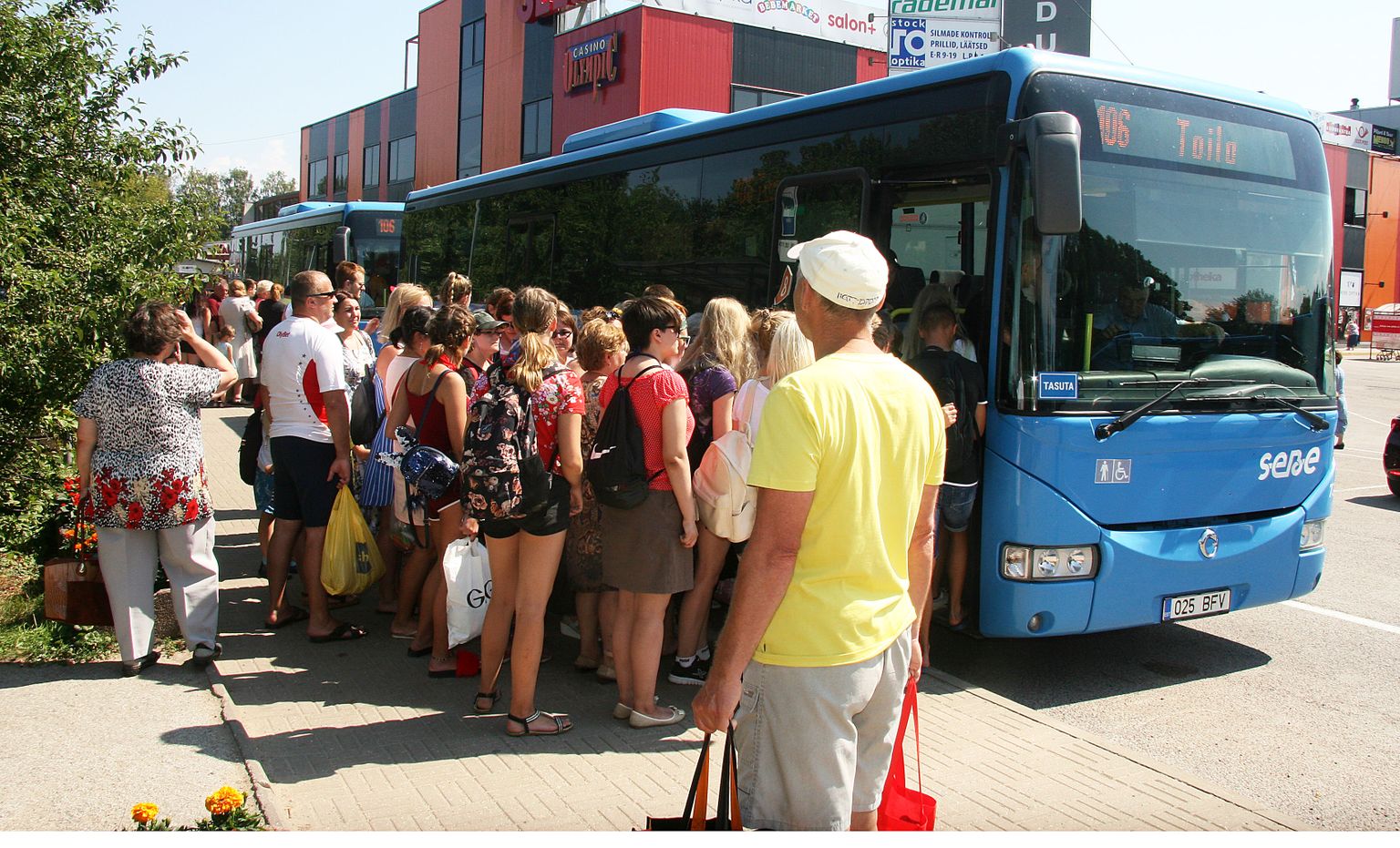 В жаркие дни тойлаские автобусы набиты до отказа.
