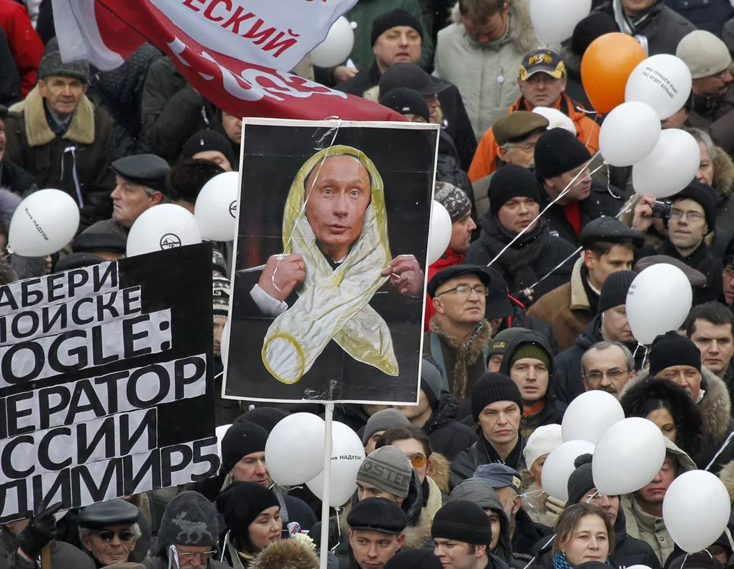 Vladimir Putini paari nädala tagune solvang, et meeleavaldajate protestisümboliteks saanud valged lindid meenutavad talle kasutatud kondoome, ajendas laupäevasel Moskva massimiitingul osalenuid senisest teravamalt Putinit mõnitama.