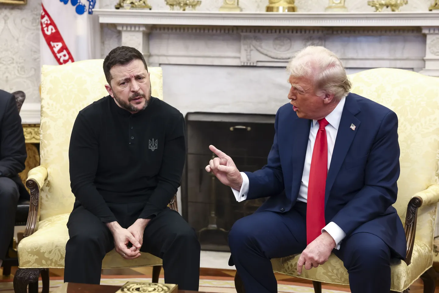 Ukraina president Volodõmõr Zelenskõi ja Ameerika Ühendriikide president Donald Trump Valge Maja ovaalkabinetis kohtumisel.
