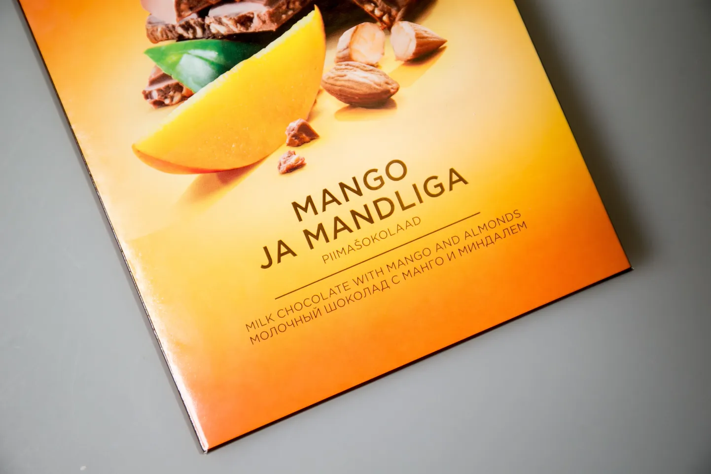 Kalevi piimašokoloaad mango ja mandlitega.