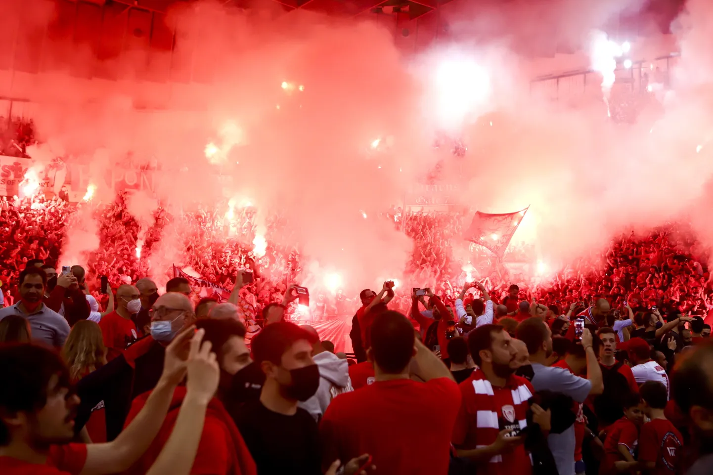 Pireuse hallis tähistatakse Olympiacose võitu. Kreeklased ikka oskavad.