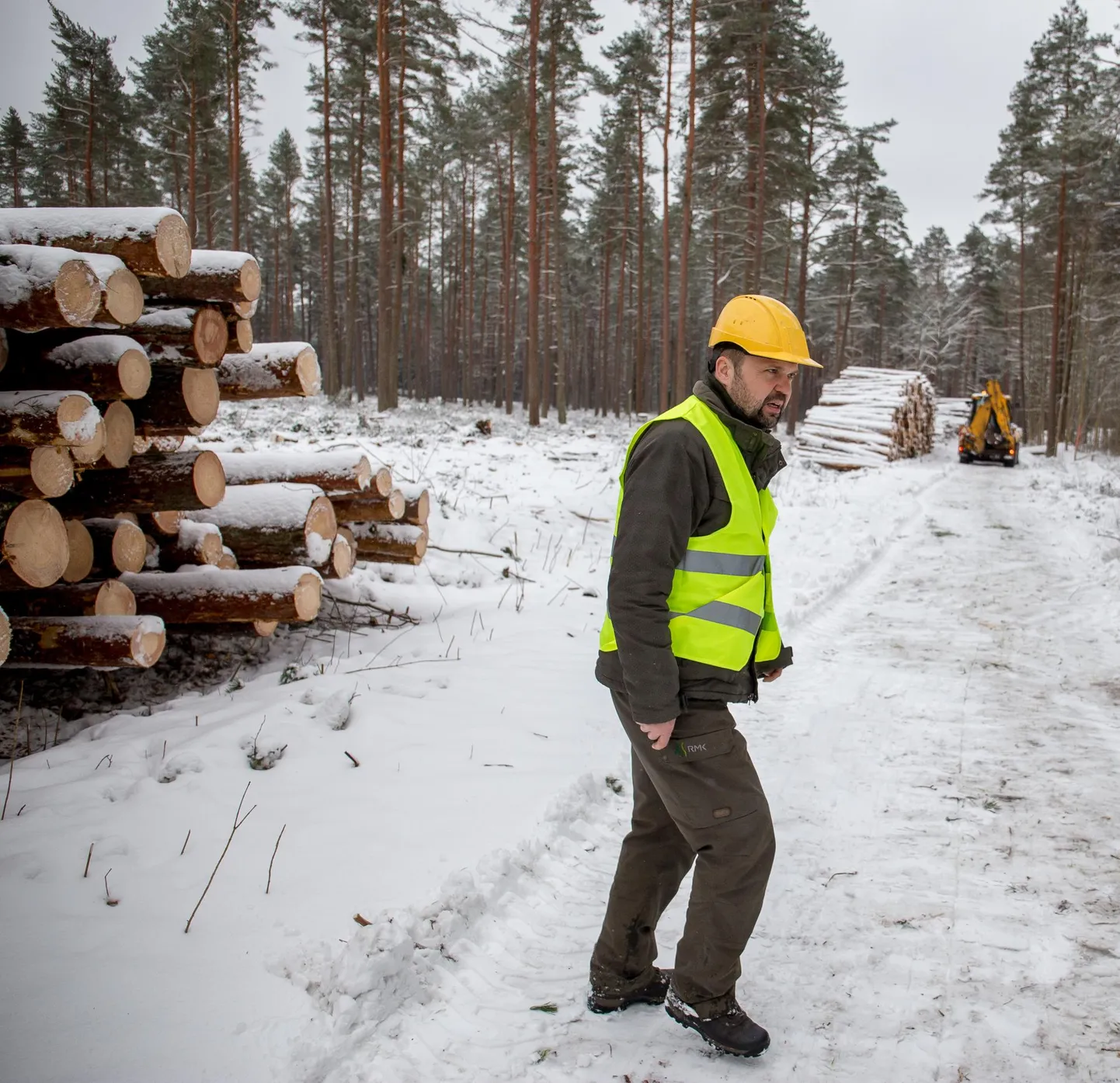 Paikuse kooli lähedal on raietööd küll lõppenud, kuid veel tuleb teha järeltöid.