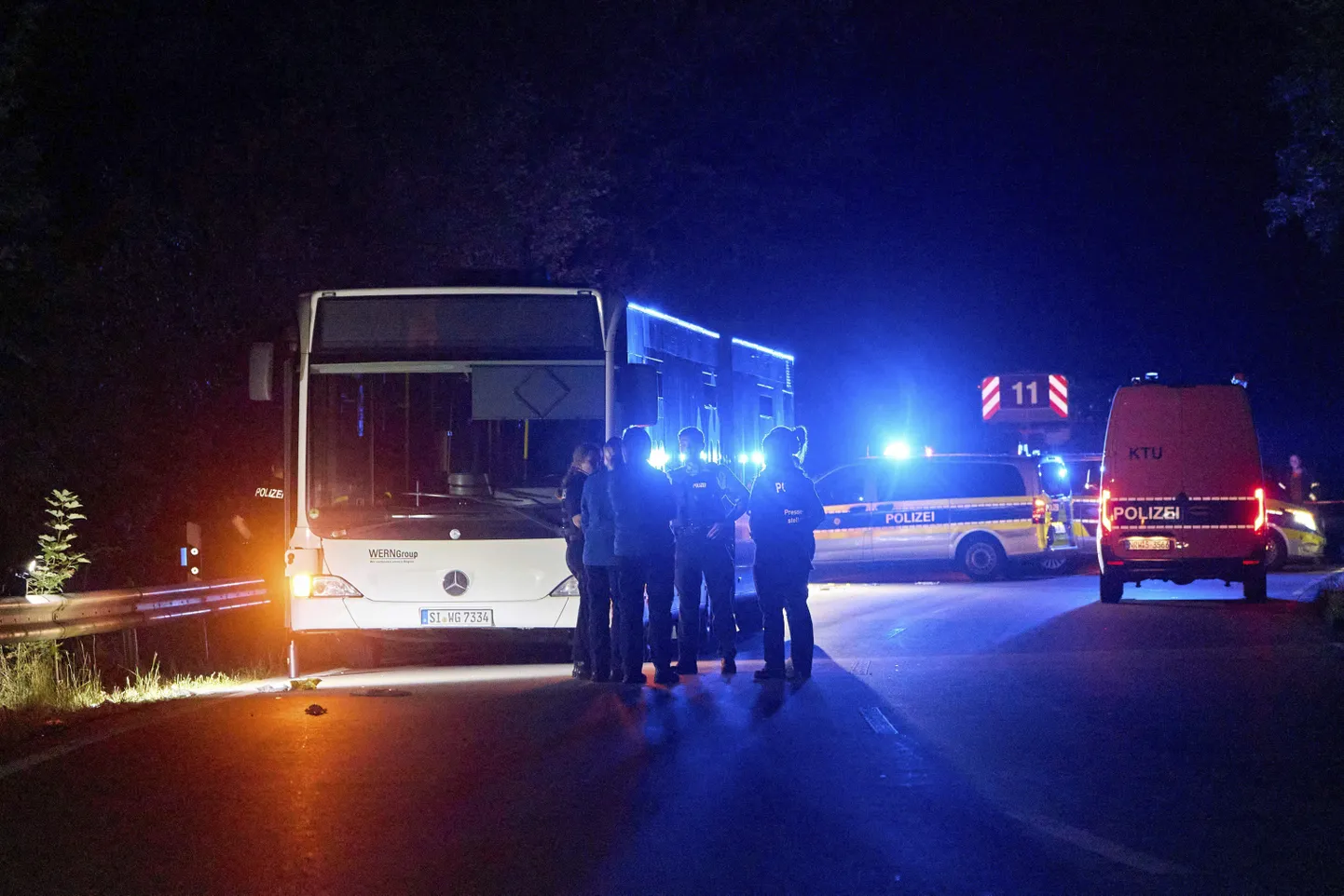 Полиция на месте нападения на пассажиров автобуса в Зигене