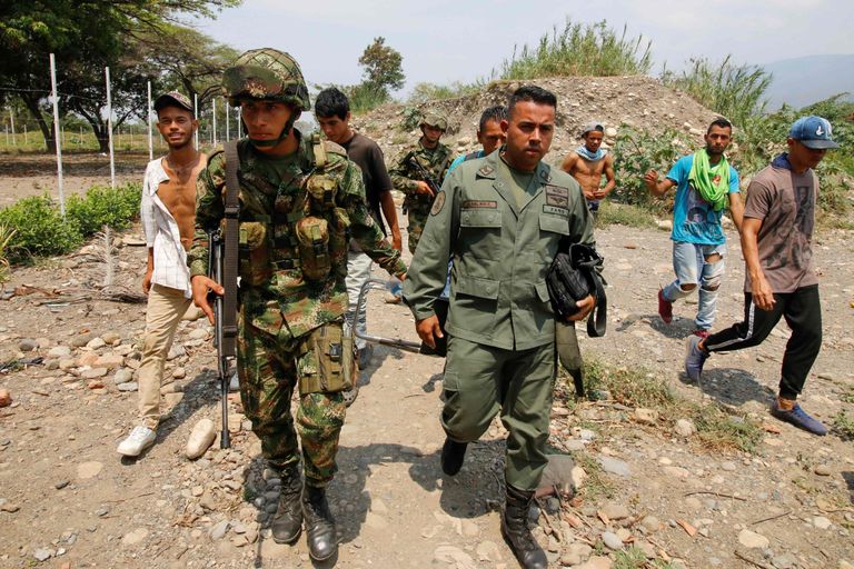 Colombia sõdur (vasakul) saatamas deserteerunud Venezuela rahvuskaardi sõdurit.