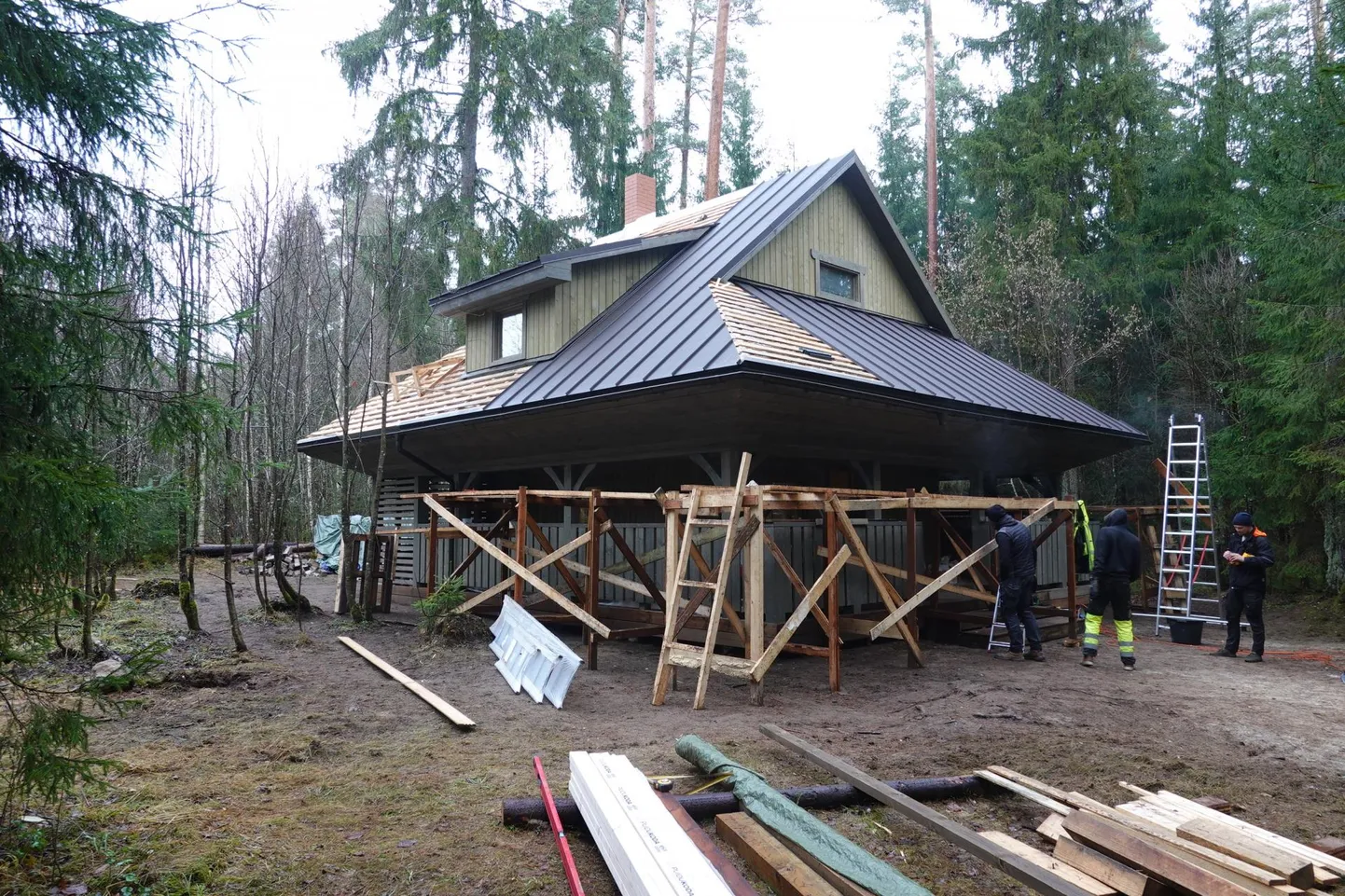 Tumepruuni värvi metsarohelise vastu vahetanud Vanapagana metsamaja jääb endiselt elektrita.