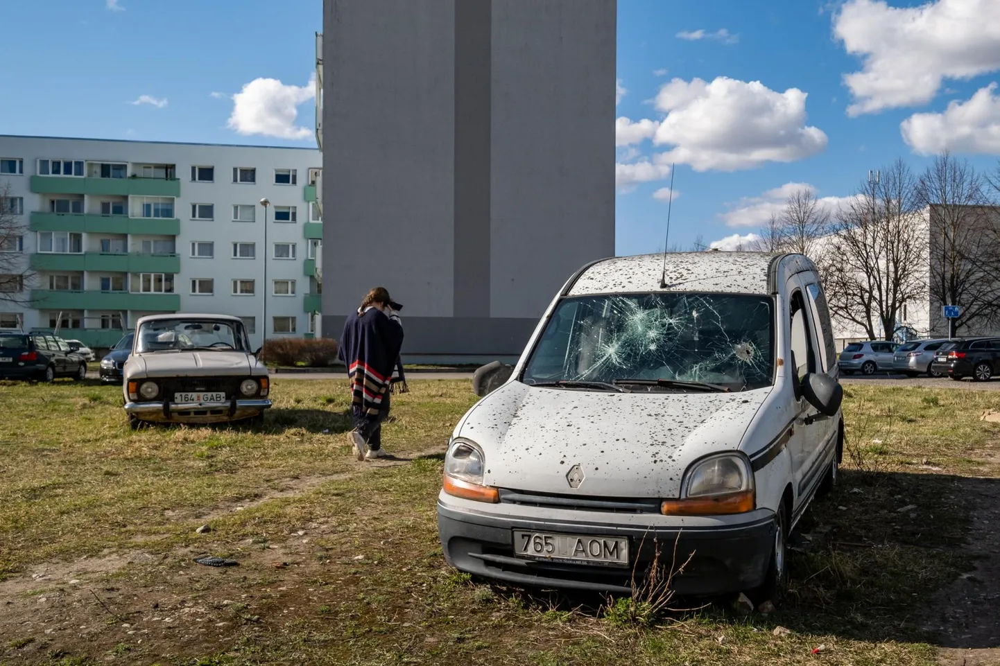 Pärnus Mai piirkonnas on juba aastaid seisnud ühele äriühingule kuuluv auto (esiplaanil), mis kasutust ei leia.