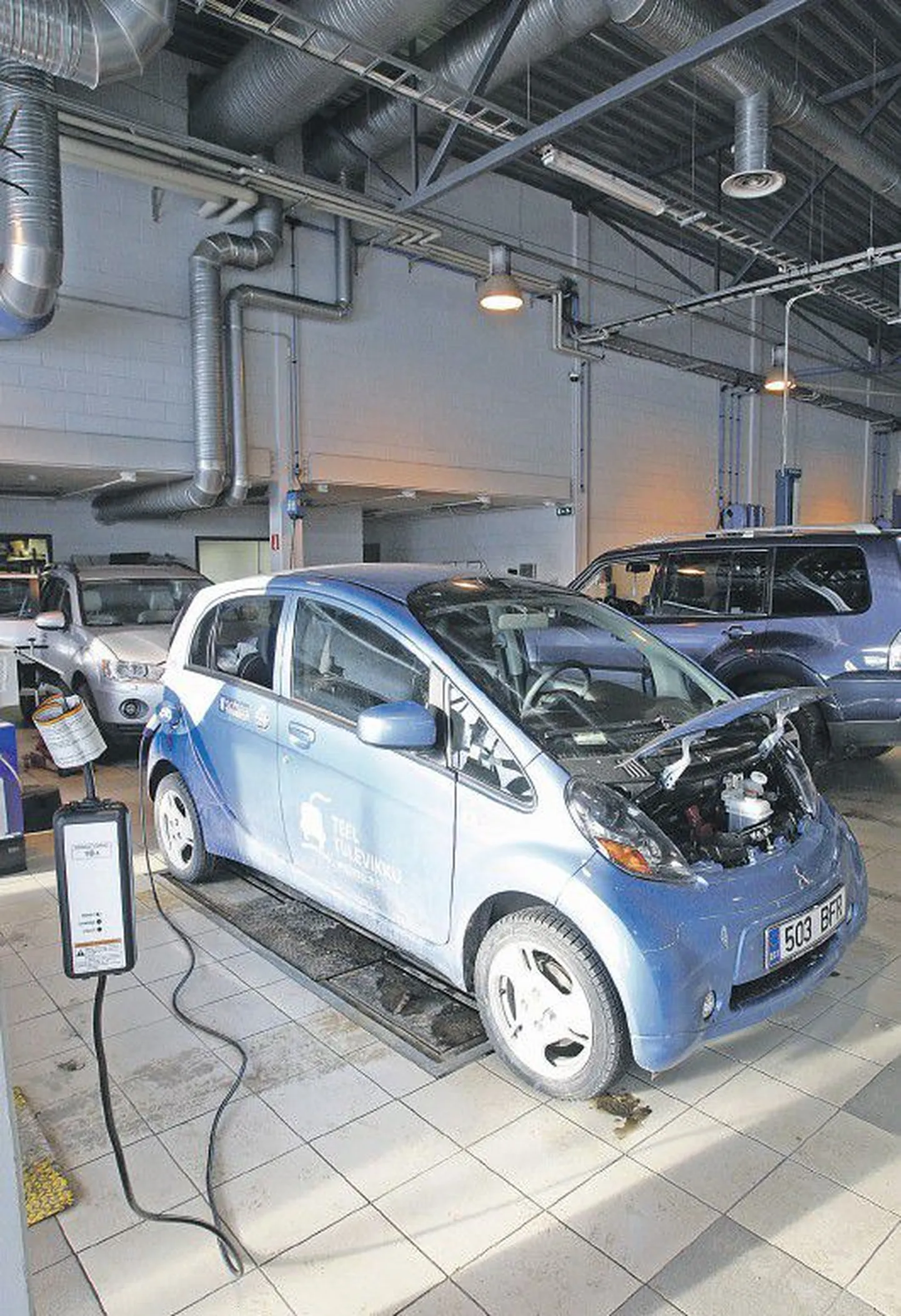 Один из не выдержавших в среду днем стужу электромобилей Mitsubishi i-MIEV, подключенный к электросети, согревался в тартуском автосервисе Silberauto.