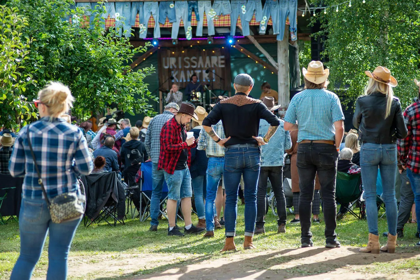 Reedel algavaks kahepäevaseks Urissaare kantrifestivaliks käisid neljapäeval veel ettevalmistustööd, kuid nagu festivalipealik Priit Oks ütles, on talu juba lille löödud ja valmis kantrilisi võõrustama. Foto on tehtud eelmise aasta festivalil Dagö kontserdil.