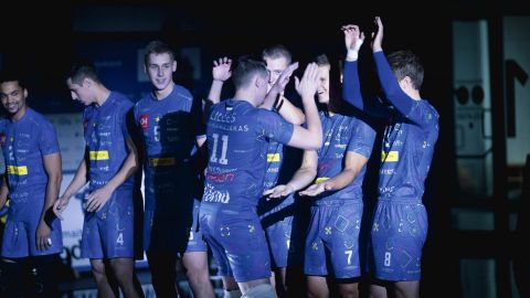 GALERII ⟩ Brasiillastega täienenud Pärnu võrkpalliklubi kaotas kodusaalis 0:3