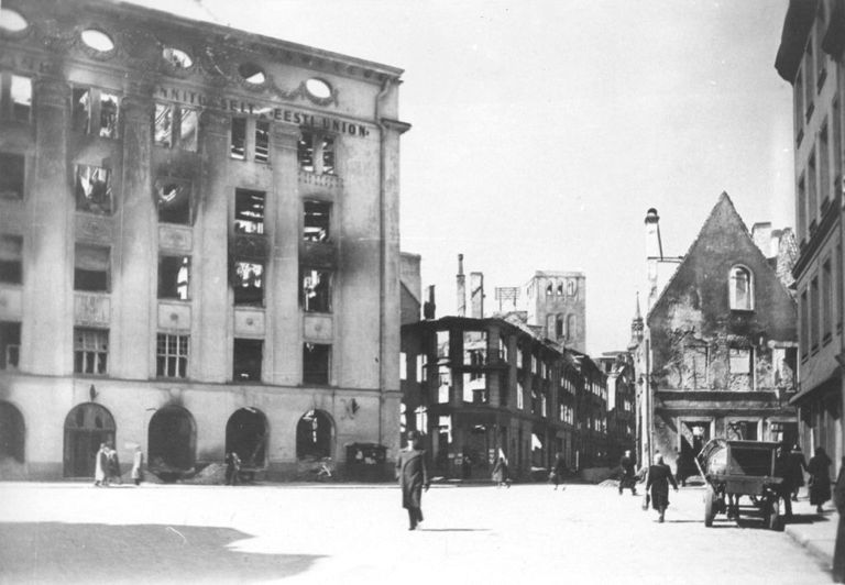 Müürivahe 14 (vasakul) peale teist maailmasõda. Hoonest säilitati teadaolevalt vaid välisseinad, kõik sisemised konstruktsioonid on sõjajärgsed. Kaitsekorraga on tehtud ettepanek määrata see hoone B-kaitsekategooriasse ning lõpetada fassaadi eraldi mälestisena kaitse all olemine