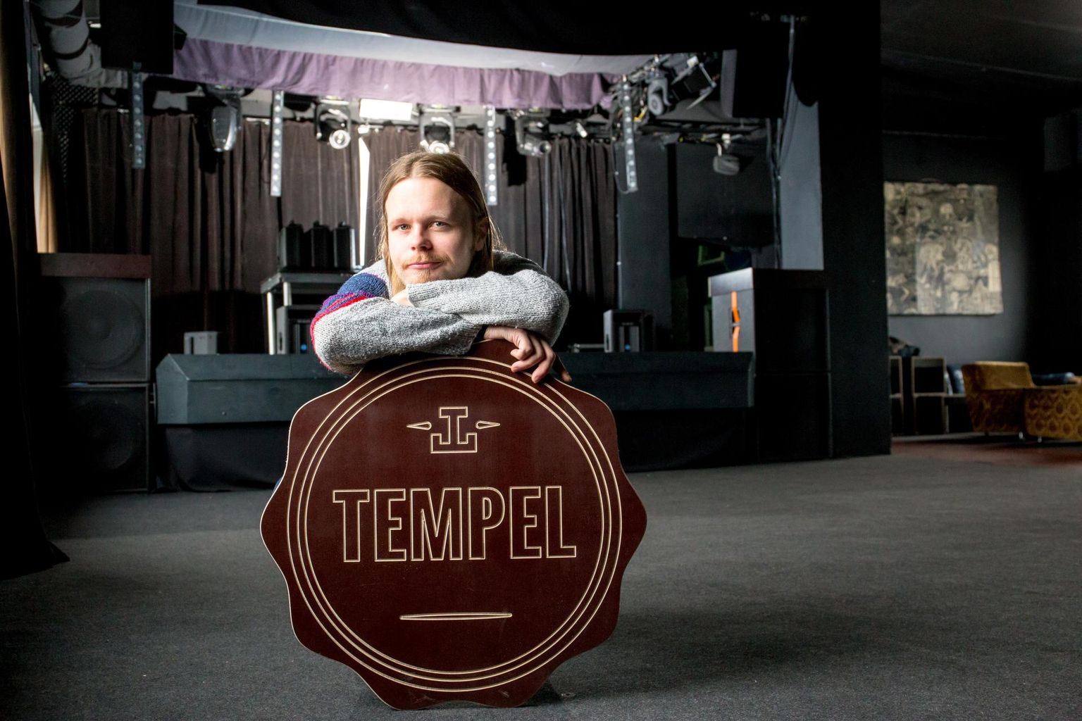Kultuuriklubi Tempel juht Andres Tölp kinnitas, et linnavalitsus ei toetanud Festhearti filmi näitamist, vaid festivali korraldajad ise rentisid Templilt sündmuse läbiviimiseks pinda.