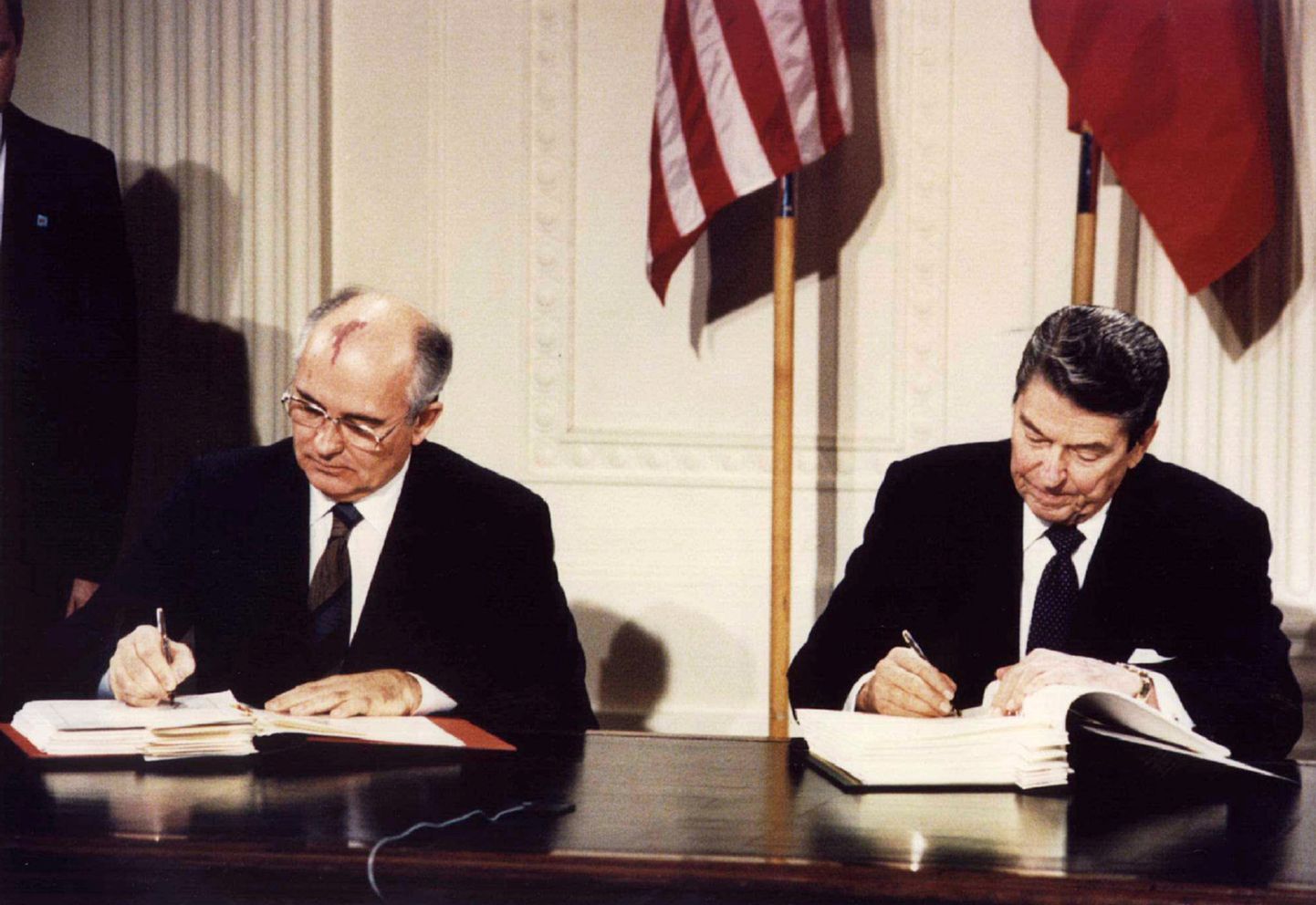 Ameerika Ühendriikide president Ronald Reagan (paremal) ja Nõukogude Liidu Kommunistliku Partei Keskkomitee peasekretär Mihhail Gorbatšov allkirjastasid INF-i lepingu Valges Majas 8. detsembril 1987. aastal.