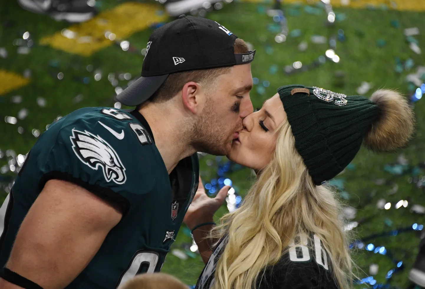 Kui Super Bowli võitjaid nagu Zach Ertz (vasakul) kutsutakse maailmameistriks vaid Ameerikas, siis tema abikaasa Julie MM-tiitlit aktsepteeritakse üle maailma – tegu on 2015 MMi võitnud USA jalgpallinaiskonna poolkaitsjaga.