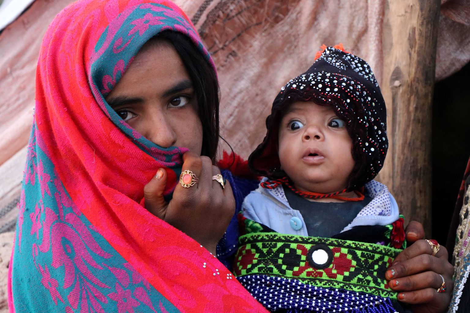 Sieviete ar bērnu bēgļu nometnē Afganistānas rietumu provincē Heratā. Ilustratīvs attēls