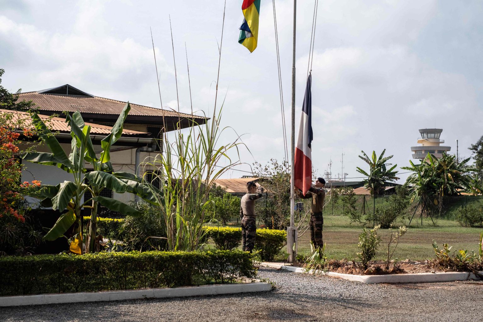 Prantsuse sõdurid langetamas eile Prantsusmaa lippu Bangui lennujaamas enne riigist lahkumist.