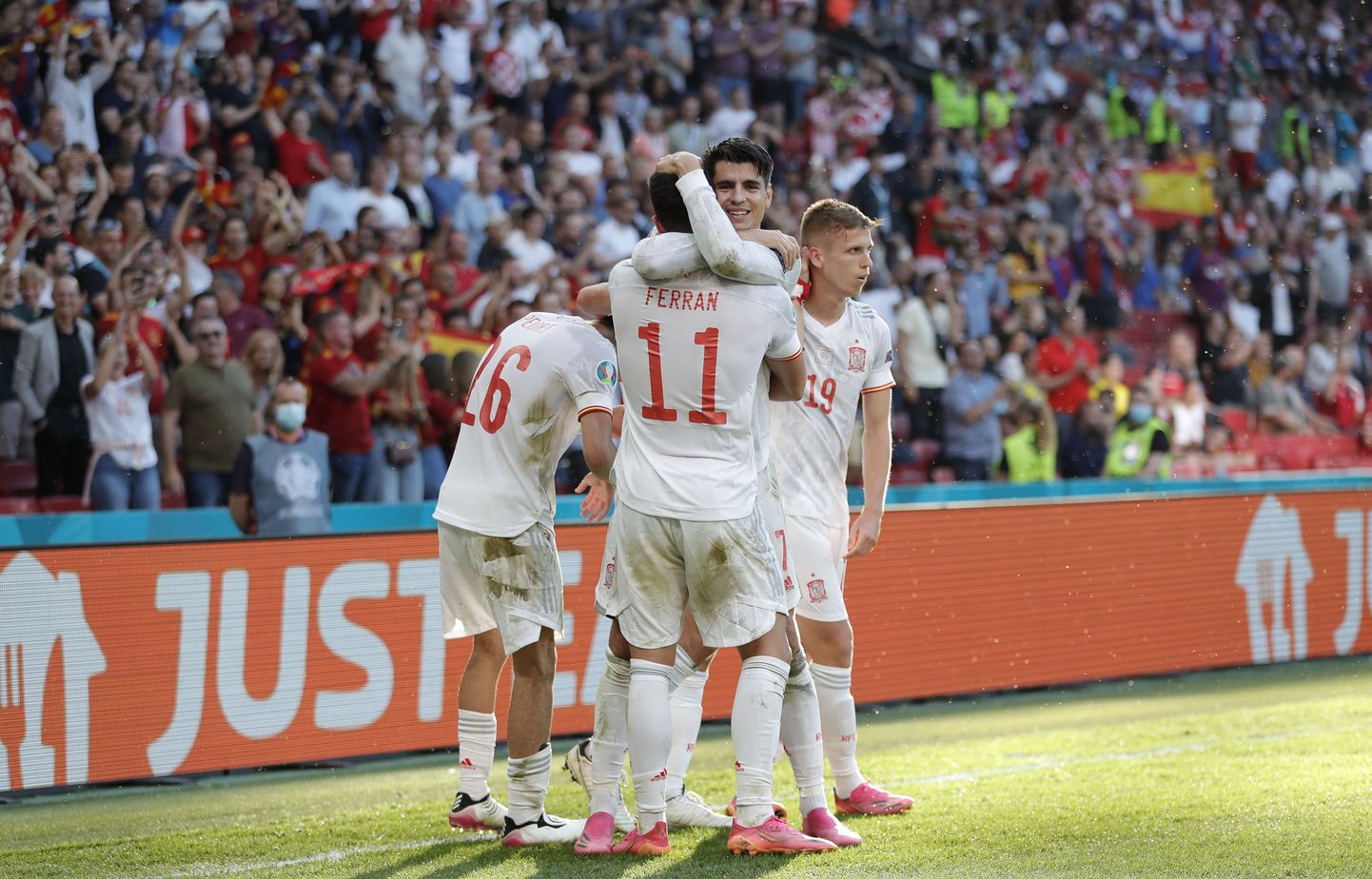 Hispaania on ainukene meeskond, kes suutnud EMide ajaloos lüüa kahes mängus järjest viis või enam väravat.